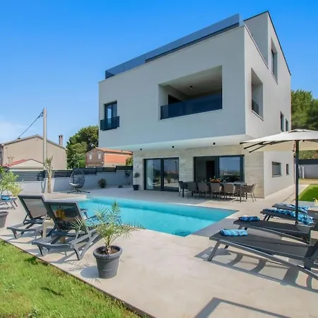Luxury Sabina With A View Of Villa Pula