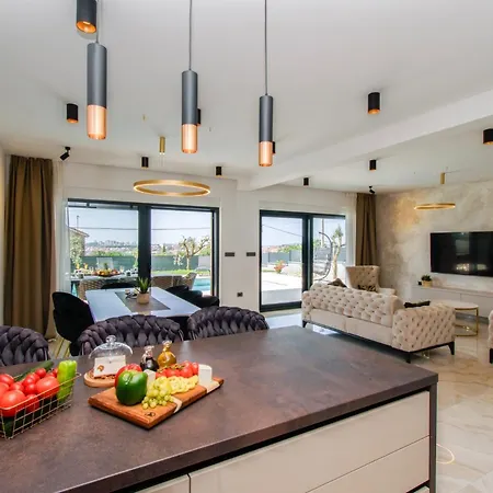 Luxury Sabina With A View Of Villa