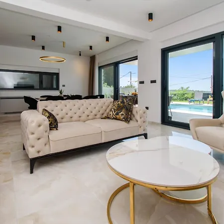 Luxury Sabina With A View Of Villa Pula