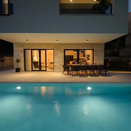 Luxury Sabina With A View Of - By Istrabook Vila Pula