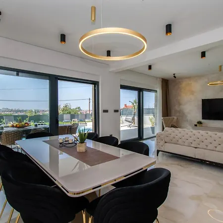 Luxury Sabina With A View Of Villa Pula